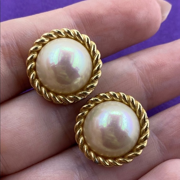 💛 Elegant Gold Plated Cream Pearl Stud Earrings - Picture 4 of 4